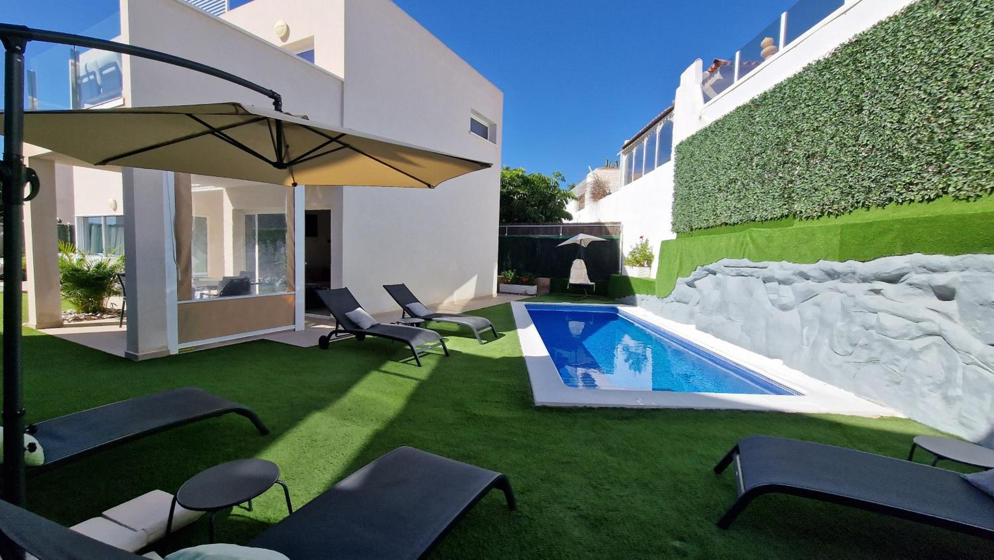Villa Paraiso-Luxury Villa With Heated Pool アデヘ エクステリア 写真